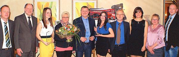 Die Sportler des Jahres Claudia Strenge (3.v.l.), Laurenz Böckmann (5.v.l.) und Kristina Bilendir (6.v.l.) mit dem Vorstand des SV Mehrenkamp