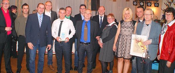 Vereinsvorsitzender Bernhard Norrenbrock (links) ehrte Erik Zielke (Fünfter von links) zum Sportler des Jahres. Unter den Feiernden waren auch Bürgermeister Sven Stratmann (Dritter von links) und Elisabeth Poschmann (rechts).