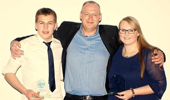 Bernhard Norrenbrock (Mitte) zeichnete Michael Böckmann und Sarah Kleimann als Sportler des Jahres aus. (Bild Aloys Budde)